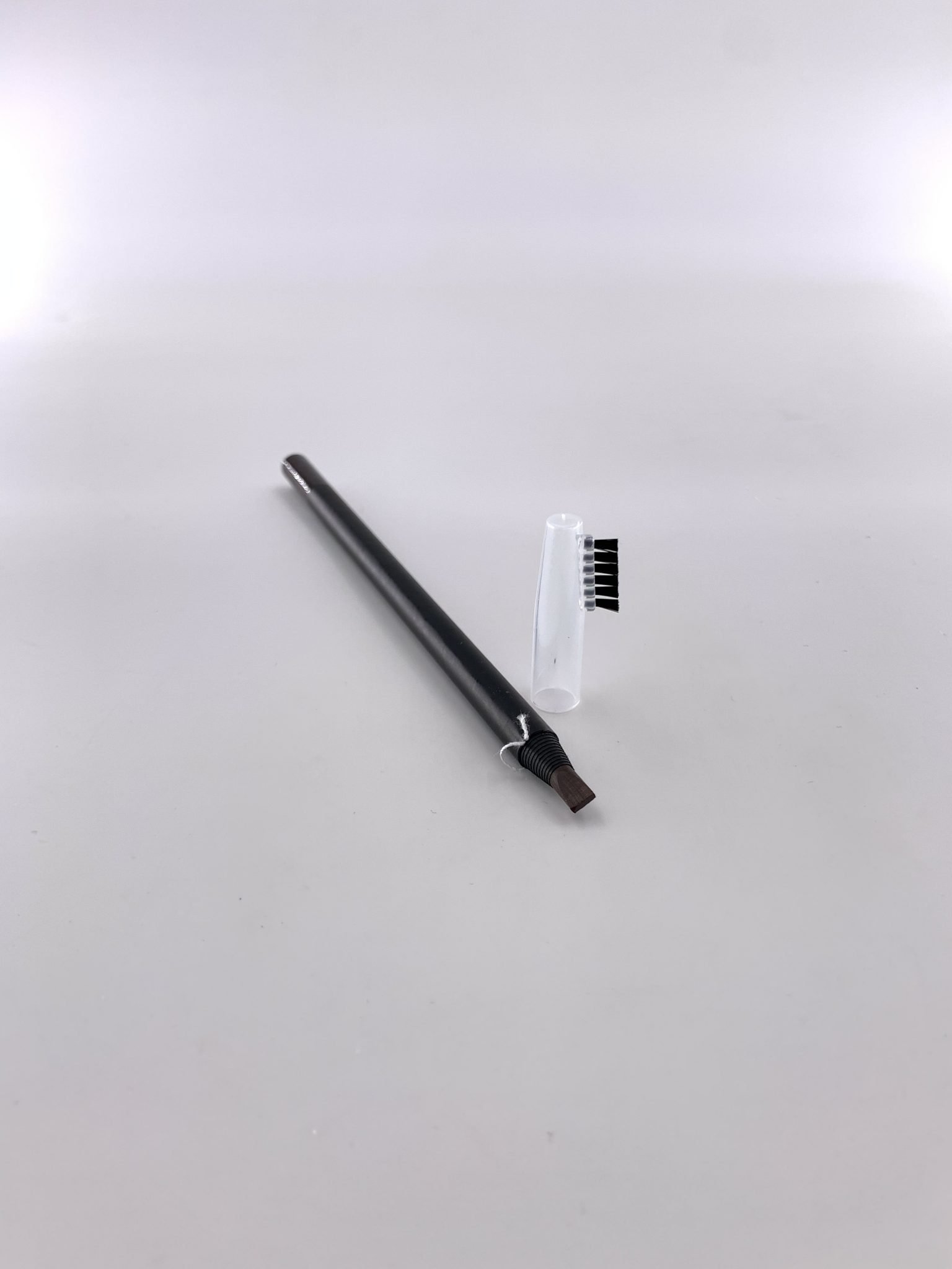 Olovka za iscrtavanje oblika obrva- tamno smeđa